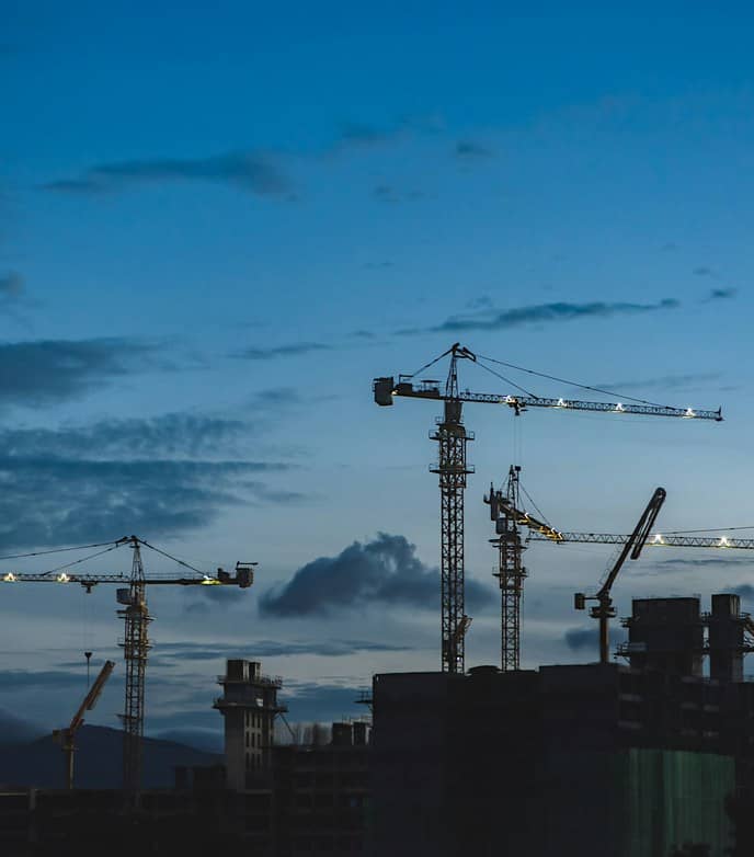 Macarale de construcție pe un șantier la amurg