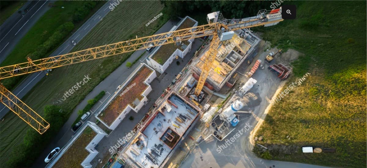 Șantier de construcții văzut de sus cu unități mobile de energie