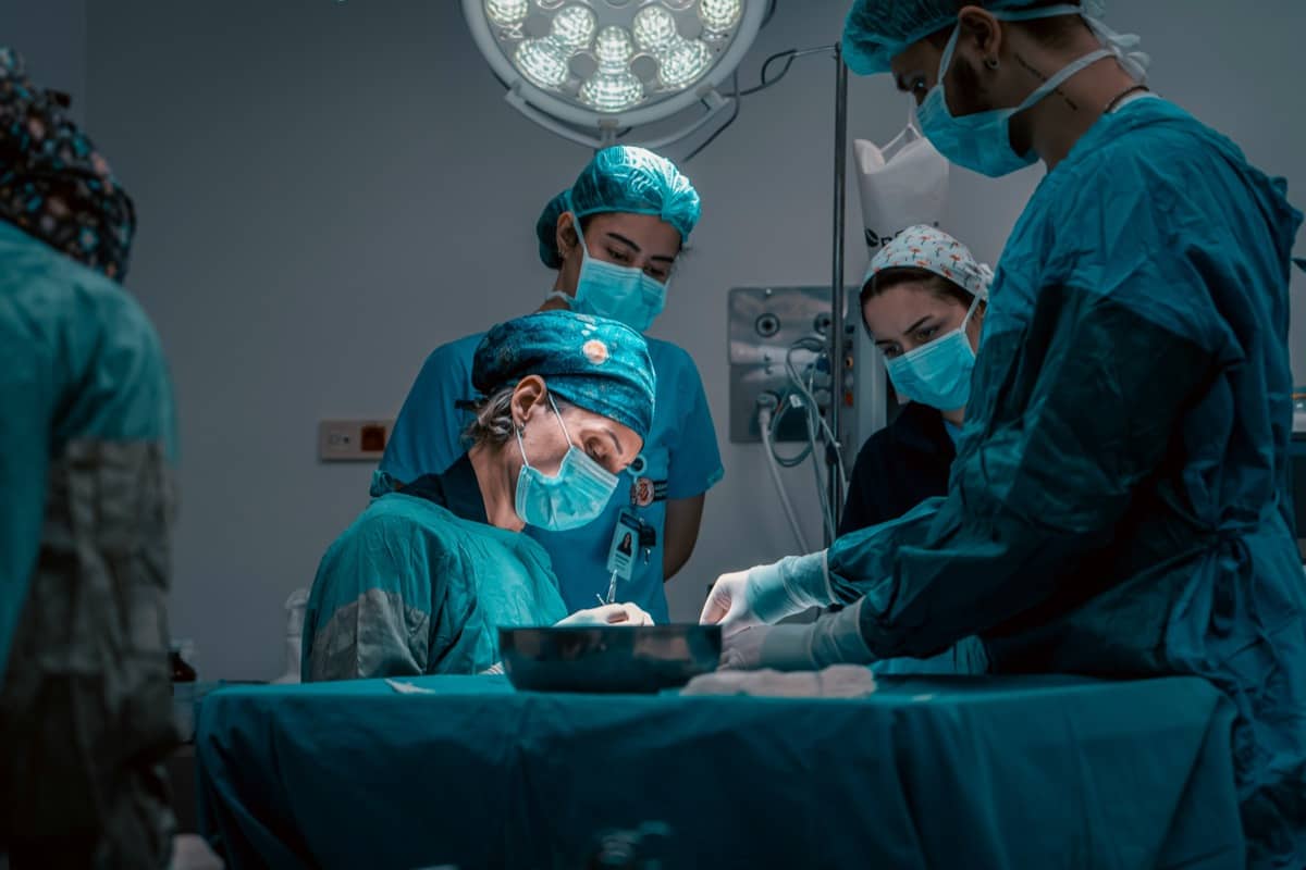 Tehnicieni care lucrează într-o unitate industrială